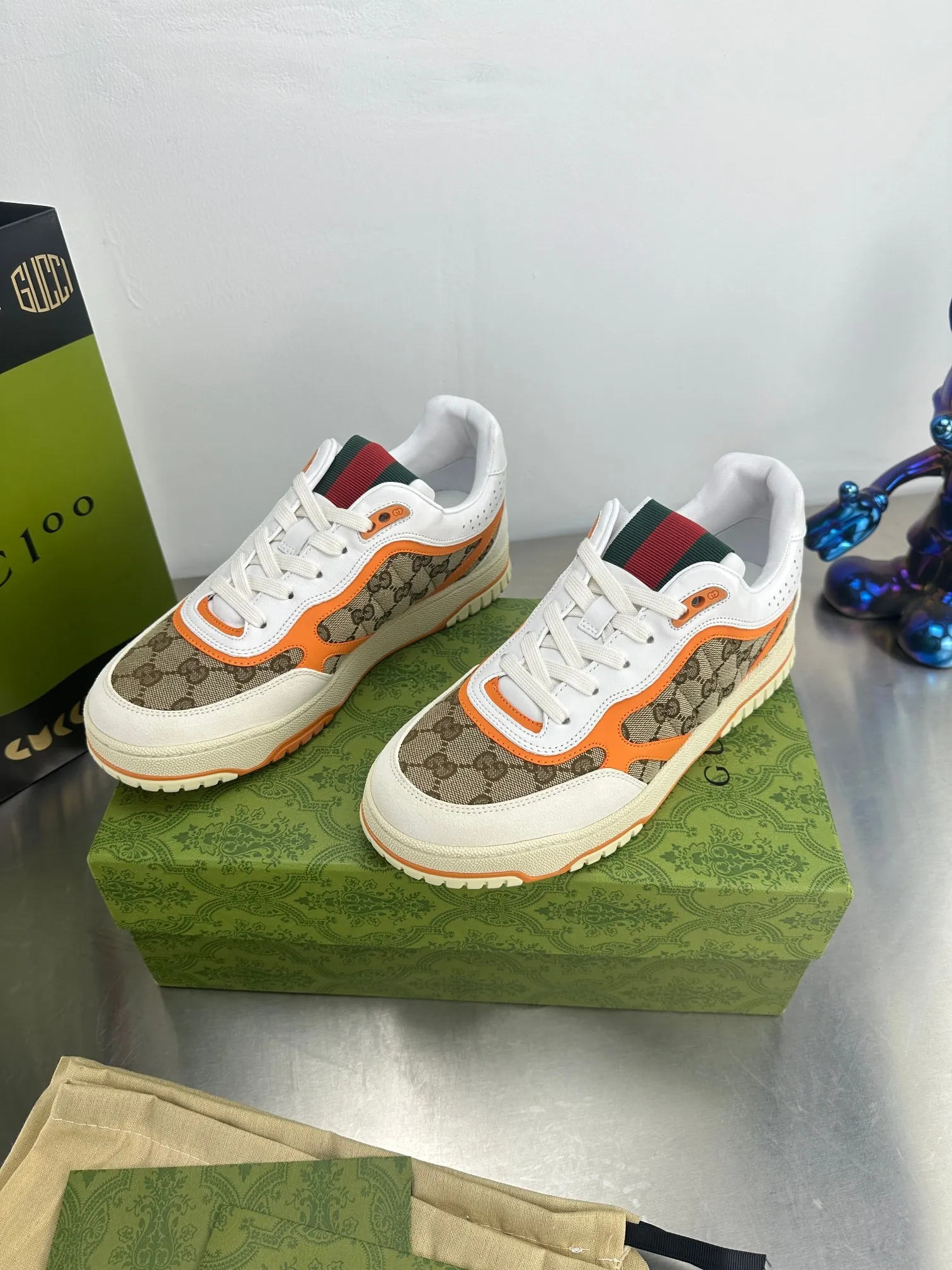 👟👟Ex-factory price 600👟👟 Gucci's latest hot-selling series of high and low-cut distressed couple's sneakers are shipped. The original version is purchased, developed and manufactured. This high-low top sneaker adopts a basketball-style silhouette design, cleverly integrated with hollow panels and distressed effects, showing its unique ingenuity. The ingenuity incorporates brand logo details such as interlocking Double G styling accessories and Gucci lettering, a low-key tribute to the brand's design heritage. Exquisite packaging at the delivery counter 🛍📦 ▪️ Fabric: Original customized imported first-layer cowhide ▪️ Inner lining: Imported first-layer cowhide ▪️ Sole: Original molded TPU sole ▪️ Sole thickness: 3cm ▪️ Size: 35-46 (Male 38 46 customized)